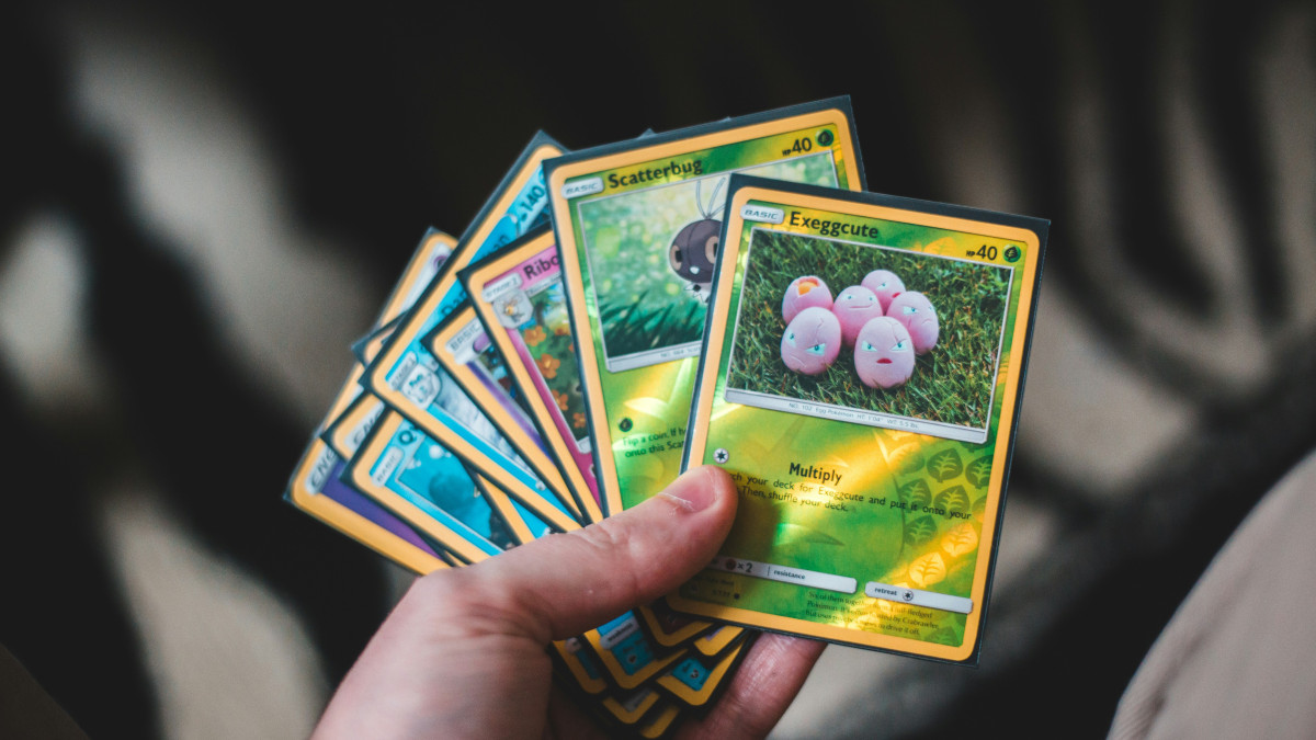 plusieurs cartes de jeux tenues dans une main d'homme
