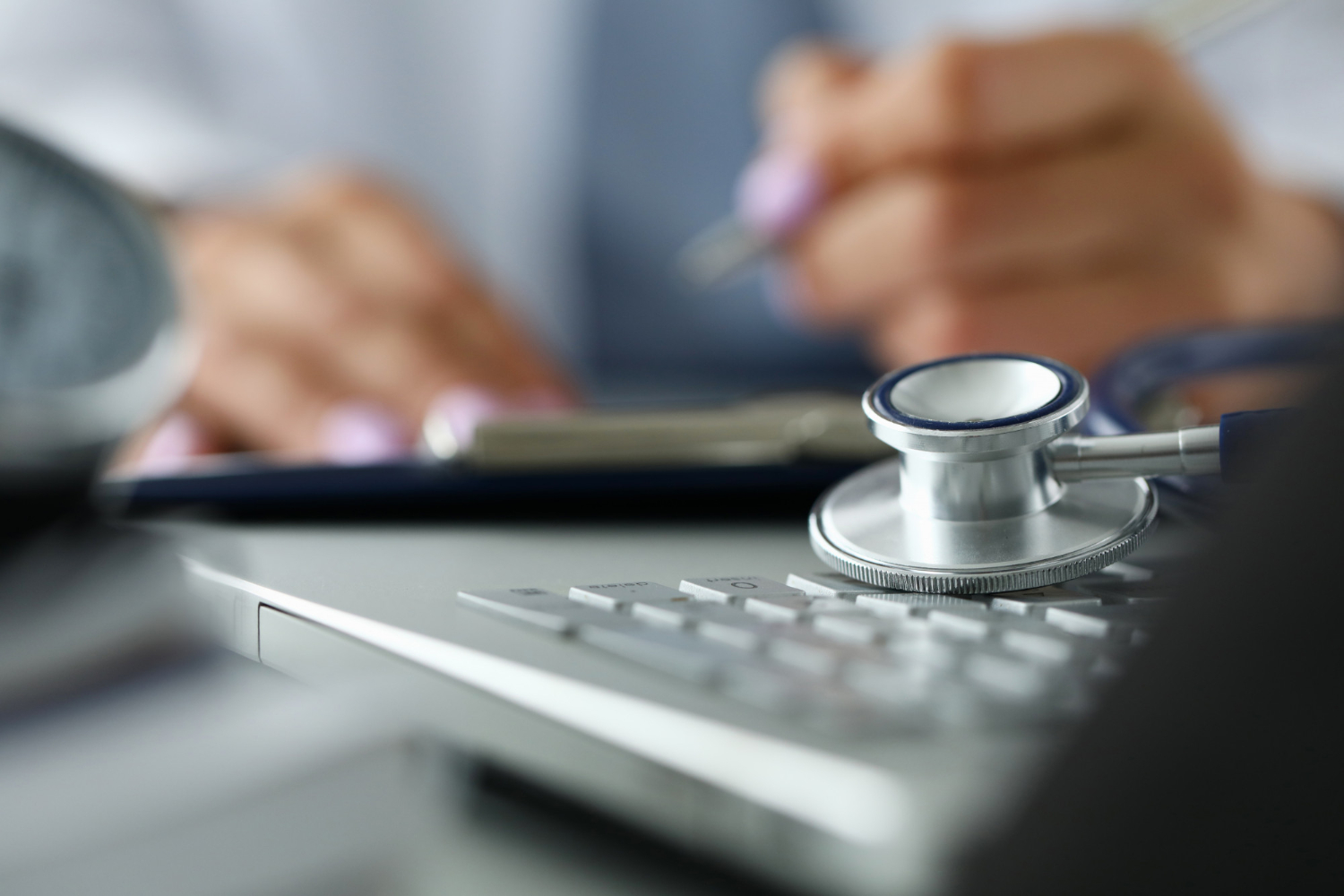 Tête de stéthoscope couché sur un clavier d'ordinateur portable